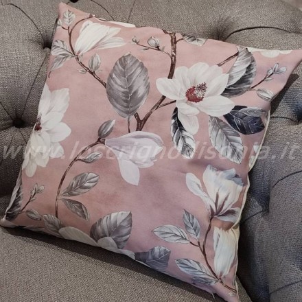 Cuscino arredo in stile shabby chic con stampa digitale floreale su fondo rosa. Vista ambientata